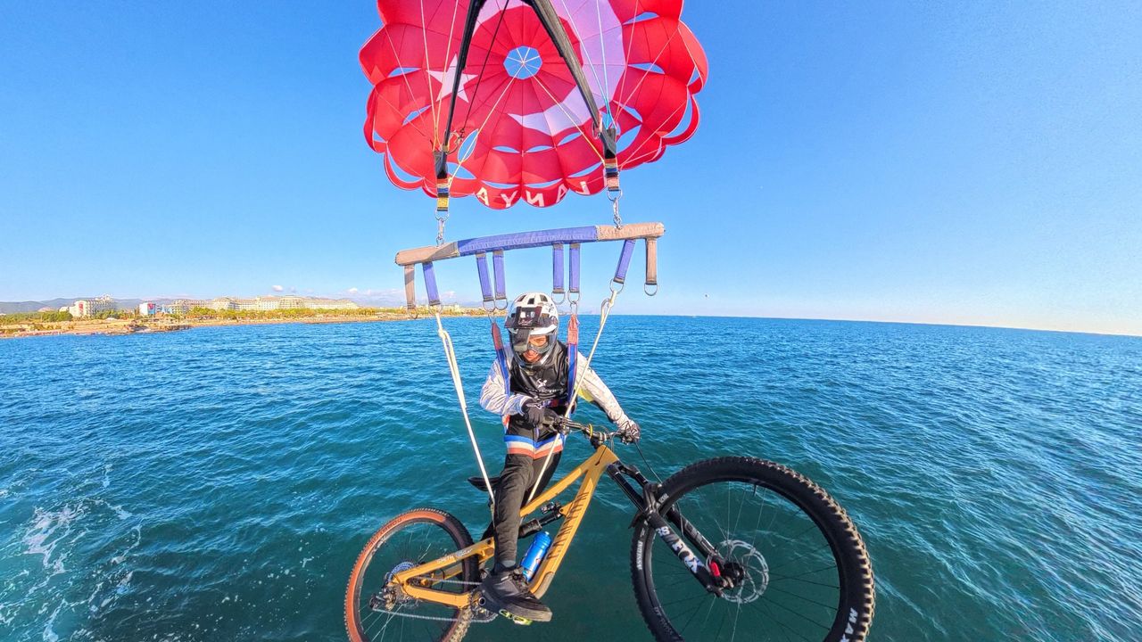 Bisikletiyle Paraşüte Bağlandı, Gökyüzünde Pedal Çevirdi