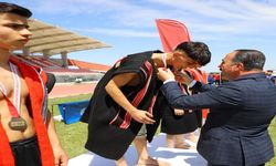Genç Pehlivanlar Türkiye Şampiyonası'nda Kıyasıya Güreşti