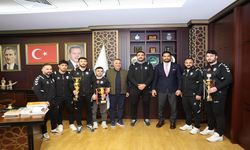 Taha Akgül’den Sultangazi’ye anlamlı ziyaret Türkiye Güreş Federasyonu Başkanı Taha Akgül, Süper Lig güreşçileriyle birl