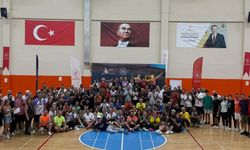 Kuşadası’nda Veteranlar Badminton Şampiyonası Tamamlandı