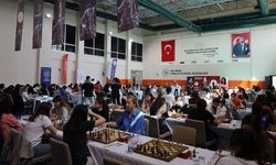 Kadınlar Satranç Şampiyonası’nda zirve yarışı kızıştı