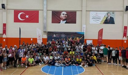 Kuşadası’nda Veteranlar Badminton Şampiyonası Tamamlandı