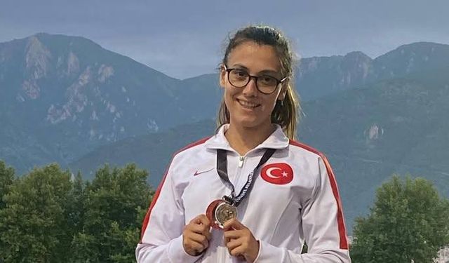 Emine Ceylan'ın Azmi: Ailesinin Kanserle Mücadelesi, Kendi Başarılarına Engel Olamadı