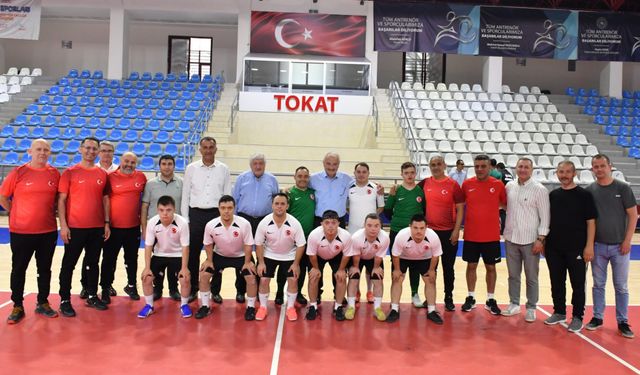 Tokat’ta Anlamlı Ziyaret: İl Müdürü Haşim Eger’den Down Futsal Milli Takımı’na Destek
