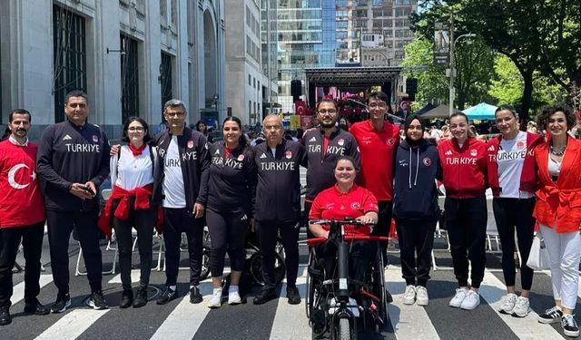 Olimpiyat ve Paralimpik Sporcularımız New York’ta Türk Günü Yürüyüşü’ne Damga Vurdu
