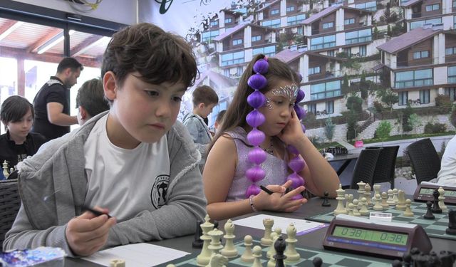 Çocuklar doğayla iç içe satrançta yarıştı