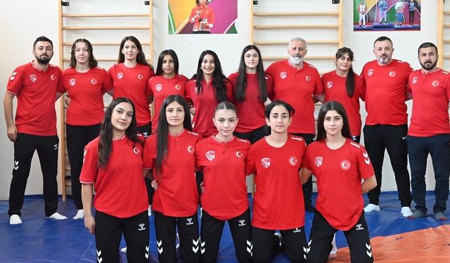 U17 Kadın Güreş Milli Takımı Avrupa Şampiyonası için Üsküp yolcusu