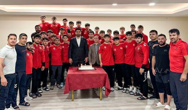 Taha Akgül'den U17 Serbest Güreş Milli Takımı’na Moral Ziyareti
