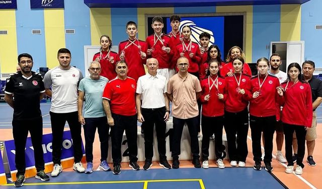 Genç Badmintoncular Bulgaristan’dan 10 Madalya İle Döndü