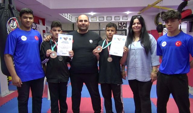 Parakickboks’ta Dünya Şampiyonu Olan Görme Engelli Gençler Olimpiyat Yolunda