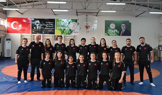 "U15 Kadın Güreş Milli Takımı Avrupa Yolunda"