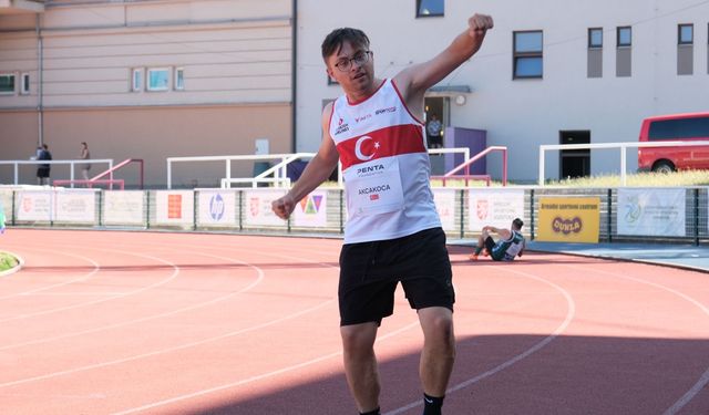 Emirhan Akçakoca’dan Avrupa’da tarihi üç altın zafer