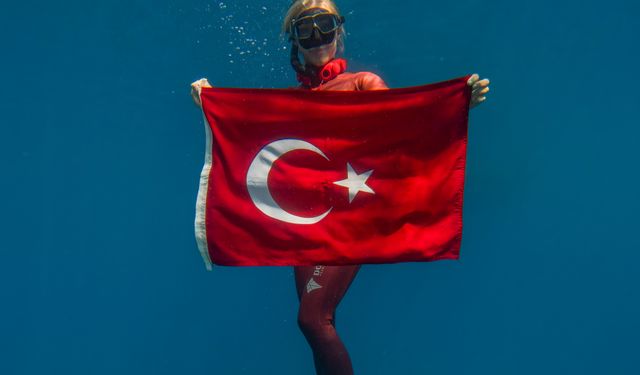 Şahika Ercümen’den 30 Ağustos’a Özel Zafer Anı Dalışı