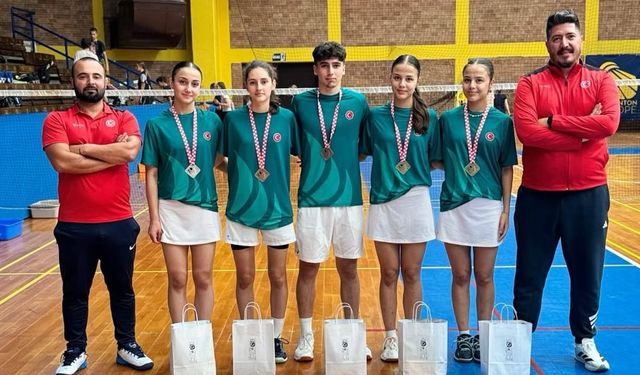 Milli Badmintoncular Zagreb’de Madalyaya Doymadı