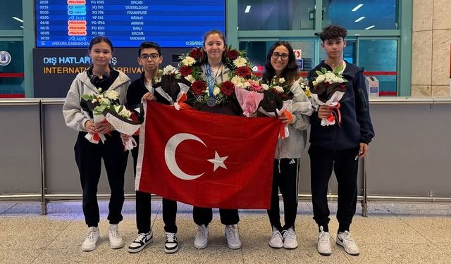U13 Milli Sporcularımız Çiçeklerle Karşılandı
