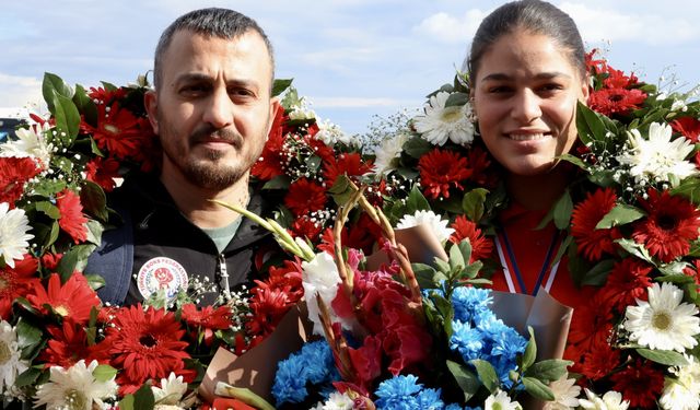 Boks şampiyonu Kethüda Trabzon’da çiçeklerle karşılandı