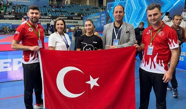 Rabia Özgen Kick Boks Dünya Kupası’nda şampiyon oldu