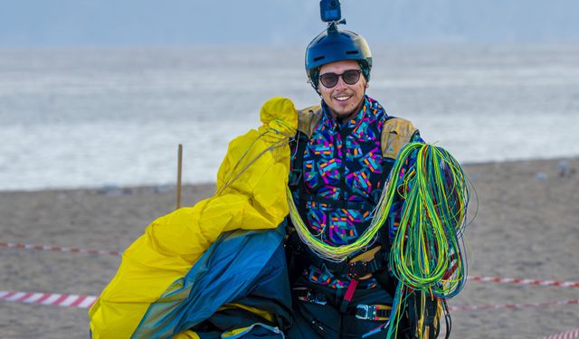 Tahtalı’dan Paraşütle Atladılar, Sahile Uçtular
