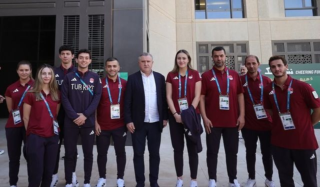 Bakan Osman Aşkın Bak’tan Milli Takıma Moral Ziyareti