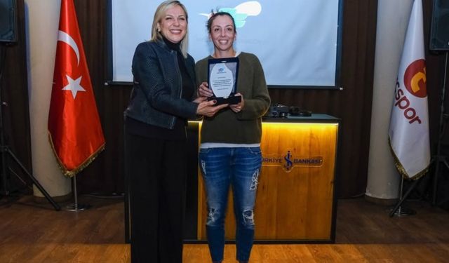 Pemra Özgen Tenise Veda Etti: Kortlara Veda Gecesi