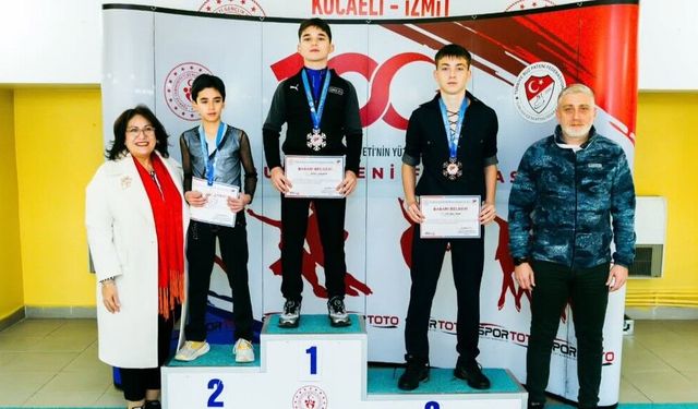 Genç Erkekler Artistik Buz Pateni’nde Parladı