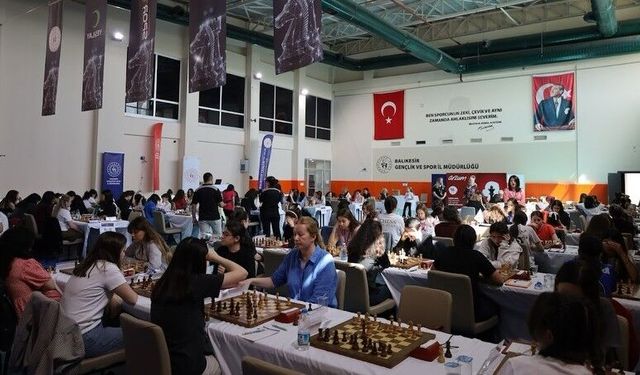 Kadınlar Satranç Şampiyonası’nda zirve yarışı kızıştı