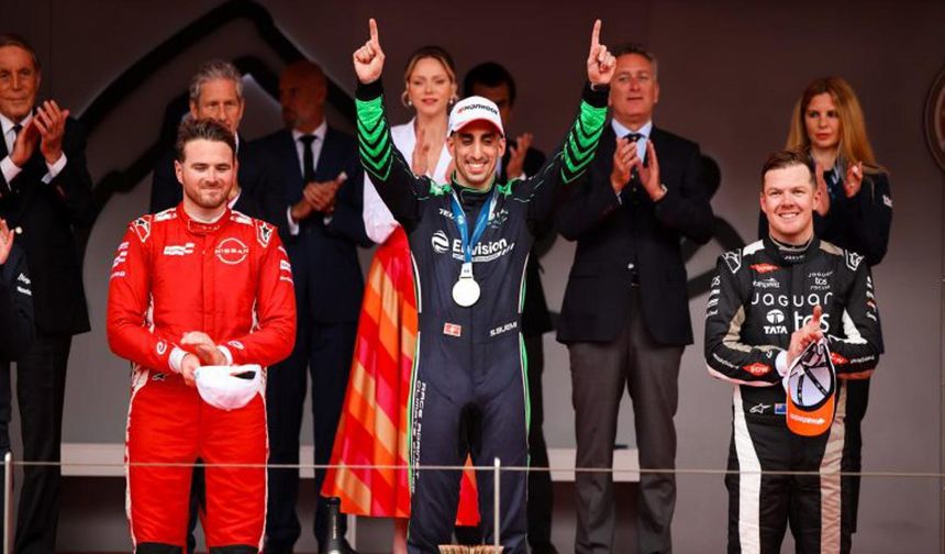 Formula E’de Anlamlı Tören: Madalya Çetinkaya’dan