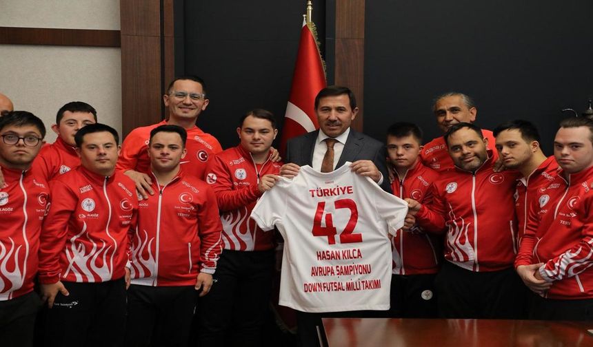 Down Futsal Milli Takımı’ndan Karatay Belediyesi’ne anlamlı ziyaret Konya’da kamp yapan Down Futsal Milli Takımı, Karata