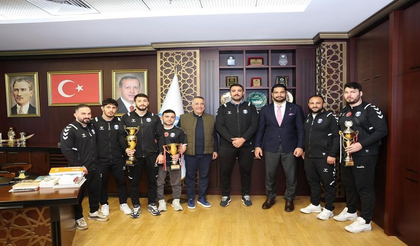Taha Akgül’den Sultangazi’ye anlamlı ziyaret Türkiye Güreş Federasyonu Başkanı Taha Akgül, Süper Lig güreşçileriyle birl