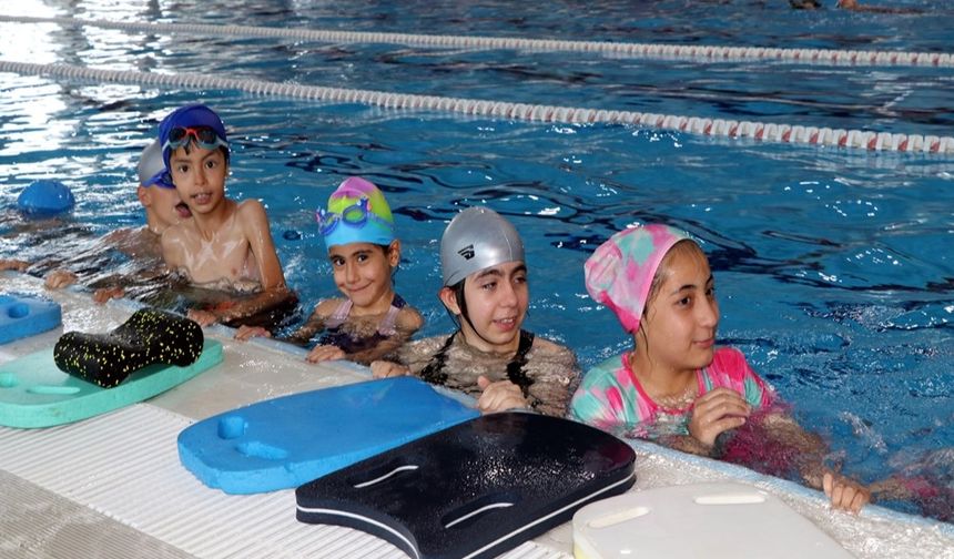 Van’da 8 Bin Öğrenci Olimpik Havuzlarda Yüzme Öğreniyor