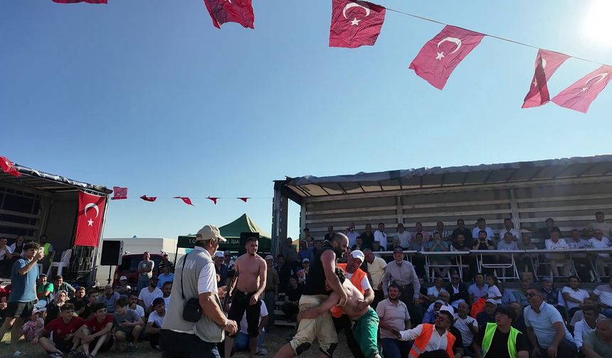Mudurnu’daki güreş müsabakasında ilginç an: Rakibini karıştırdı