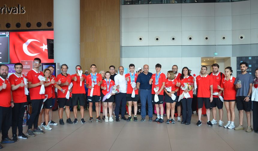 Tarihe geçen özel sporcular yurda coşku içinde döndü