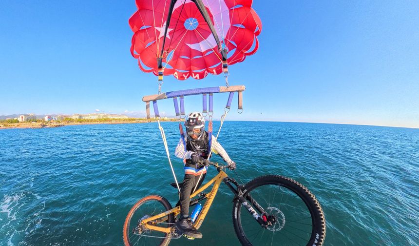 Bisikletiyle Paraşüte Bağlandı, Gökyüzünde Pedal Çevirdi
