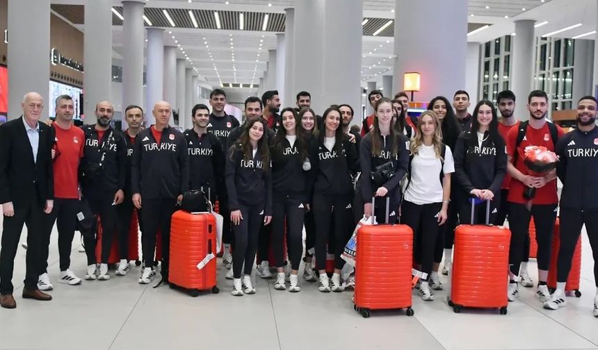 Milli voleybolcular yurda döndü