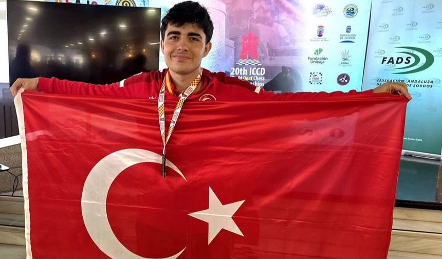Ege Yazar Dünya Gençler Satranç’ta tarih yazdı