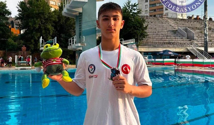 Milli sporcu Uras Efe Akın, Sofia Diving Cup'ta Genç A 1 metre tramplen kategorisinde bronz madalyanın sahibi oldu.
