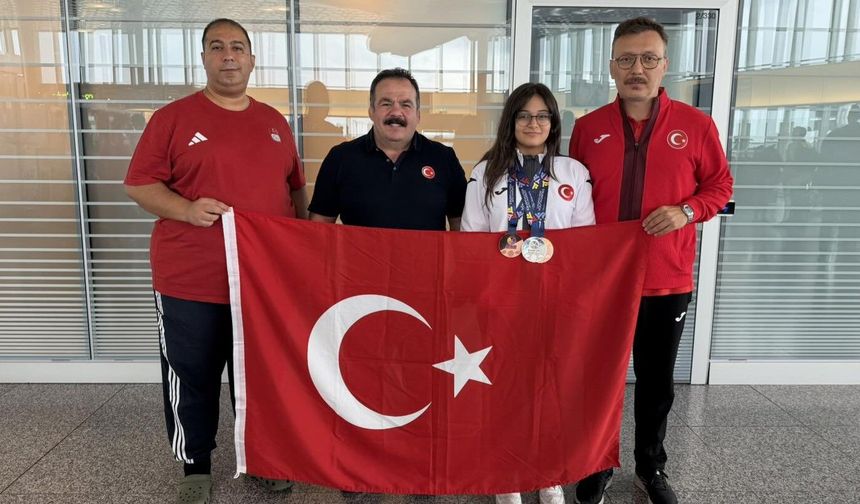 İdil Bengisu Tunçbilek Yüzmede Üç Madalyaya Ulaştı