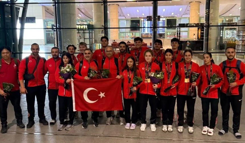 Genç Badminton Millileri Avrupa’dan Tarihi Başarıyla Döndü